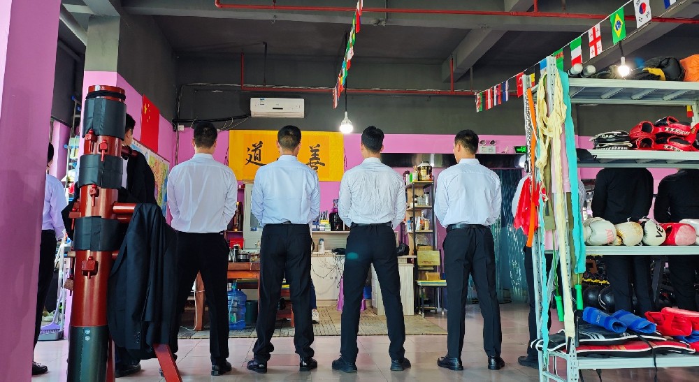 情人节感情纠纷，女孩雇佣私人保镖贴身保护